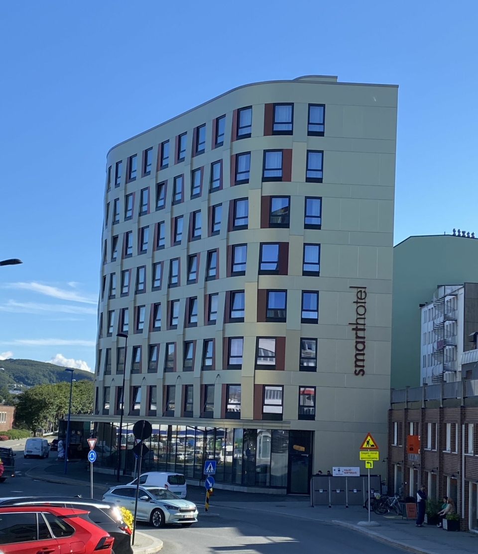 MIDT I KRYSSET: Smarthotel Bodø er snart ett år gammel, men har rukket å markere seg allerede i Bodø-markedet.