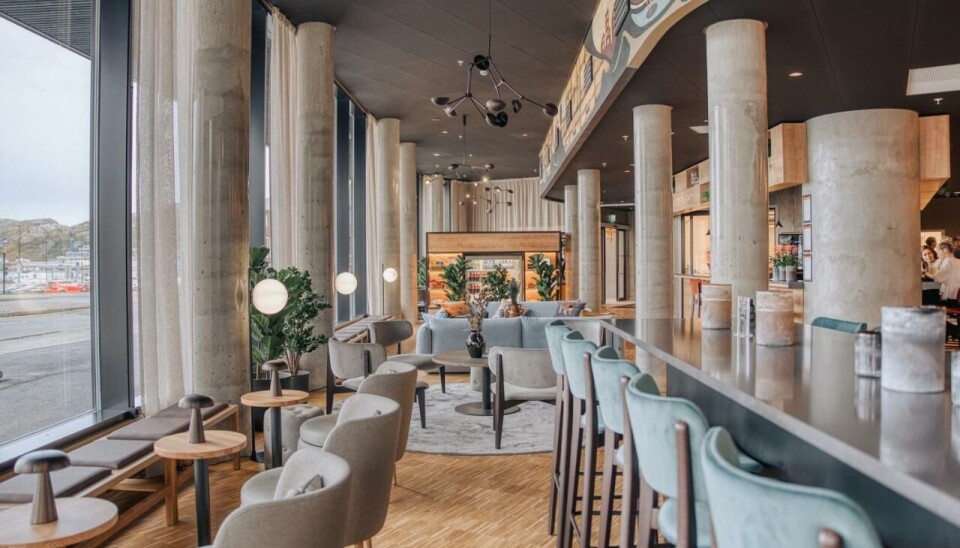 LUNT OG LYST: Janita har selv vært med på utformingen av hotellet i byen. Her er det nok av sitteplasser til de besøkende. LUNT OG LYST: Janita har selv vært med på utformingen av hotellet i byen. Her er det nok av sitteplasser til de besøkende.