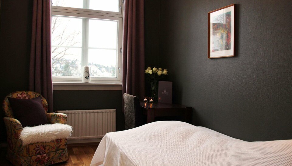 NYOPPUSSET: Hotellet på Notodden har gått dårlig økonomisk de siste årene - men har nå fått en solid eier som skal endre profilen på hotellet. Eierne har nylig pusset opp hotellet. NYOPPUSSET: Hotellet på Notodden har gått dårlig økonomisk de siste årene - men har nå fått en solid eier som skal endre profilen på hotellet. Eierne har nylig pusset opp hotellet.