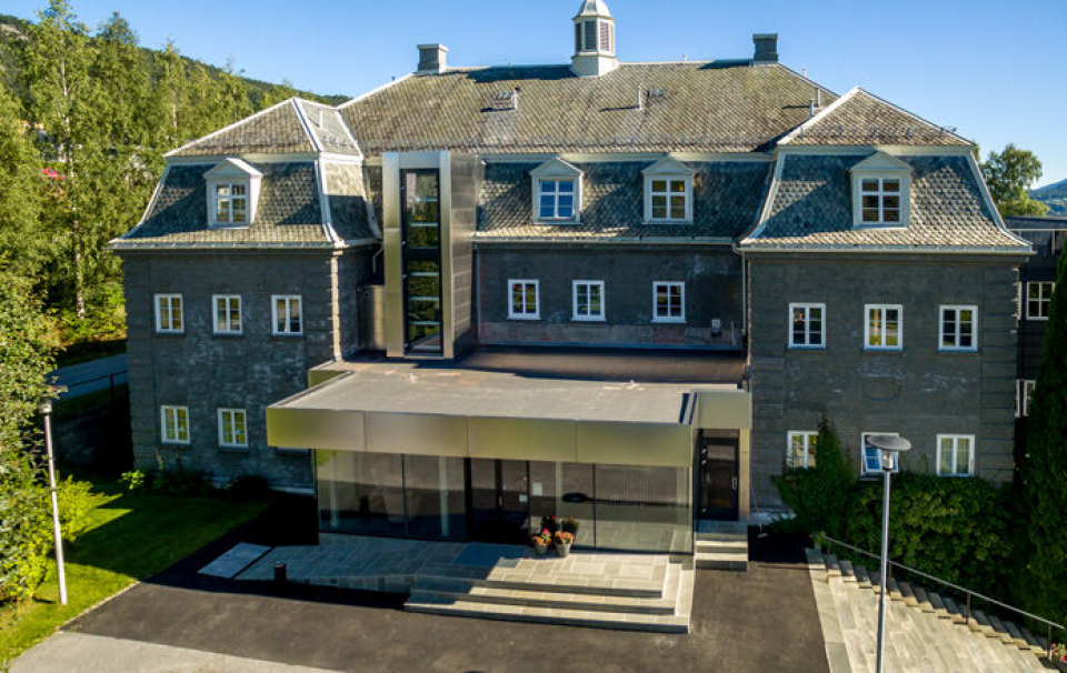 SATSER: Unike Hoteller har kjøpt Brattrein Hotell på Notodden. Hotellet har 25 rom, og ligger fantastisk til med Heddalsvannet som nærmeste nabo.