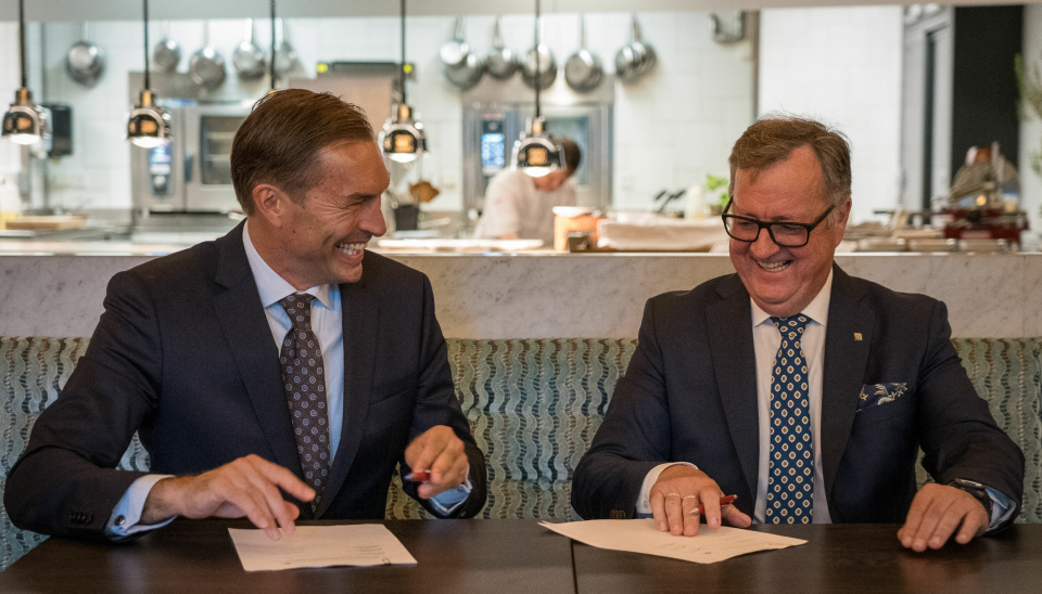 ENIGE: Adm. direktør i Servicegrossistene, Jan van der Burg (til venstre) sammen med konserndirektør for hotell og restaurant i Thon Hotels, Morten Thorvaldsen, signerte denne uken avtalen som har en verdi på 700 mill. kr.