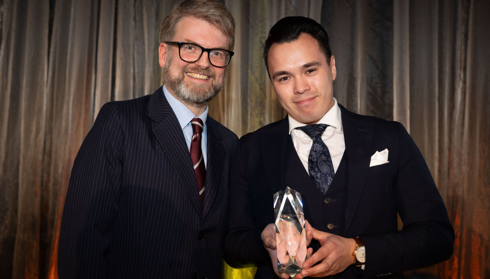 HURRA: Det er andre gang Park Hotel Vossevangen går til topps i kåringen. Fra venstre: Food and Wine Writer of The World of Fine Wine , Francis Percival og Head Sommelier Park Hotel Vossevangen,Robert Johansen.