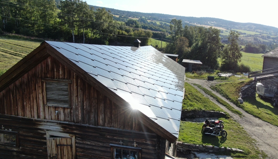 NYTT TAK: Det historiske hotellet Sygard Grytting la i første omgang solceller på det ene fjøstaket. Det historiske hotellet i Gudbrandsdalen har gammel bygningsmasse.
