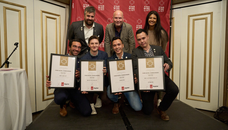 HURRA: Bak fra venstre: Francesco Marzola (jurymedlem), Krister Bengtsson (fra Star Wine List) og Liora Levi (president for Norsk Vinkelnerforening). Foran fra venstre: Carlos Alvheim (F&B Manager Park Hotel Vossevangen, Sebastian König (Junior Sommelier, Park Hotel Vossevangen) Reidar R R Johansen (Vindirektør Park Hotel Vossevangen) og Robert R R Johansen (Head Sommelier Park Hotel Vossevangen). HURRA: Bak fra venstre: Francesco Marzola (jurymedlem), Krister Bengtsson (fra Star Wine List) og Liora Levi (president for Norsk Vinkelnerforening). Foran fra venstre: Carlos Alvheim (F&B Manager Park Hotel Vossevangen, Sebastian König (Junior Sommelier, Park Hotel Vossevangen) Reidar R R Johansen (Vindirektør Park Hotel Vossevangen) og Robert R R Johansen (Head Sommelier Park Hotel Vossevangen).