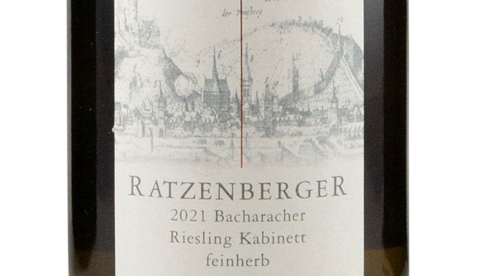 11 PROSENT: Navnet Ratzenberger Bacharacher Riesling Kabinett feinherb 2021 er langt og litt komplisert - men bry deg, mener vinimportøren. Tyskeren med 11 prosent alkoholprosent skal være en knallgod halvtørr en.