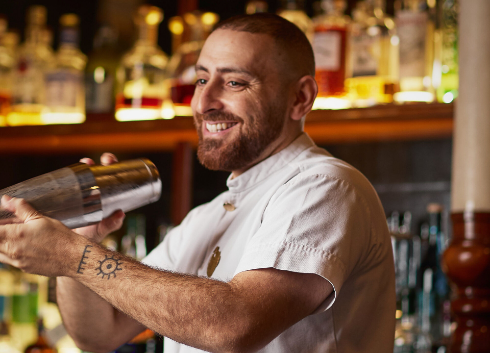 BLANT DE BESTE: Svanen Cocktailbar i Oslo havnet på 84.plass blant verdens 100 beste barer. Senere i oktober presenteres de 50 beste. Her er eier og daglig leder på baren Yunus Yildiz.