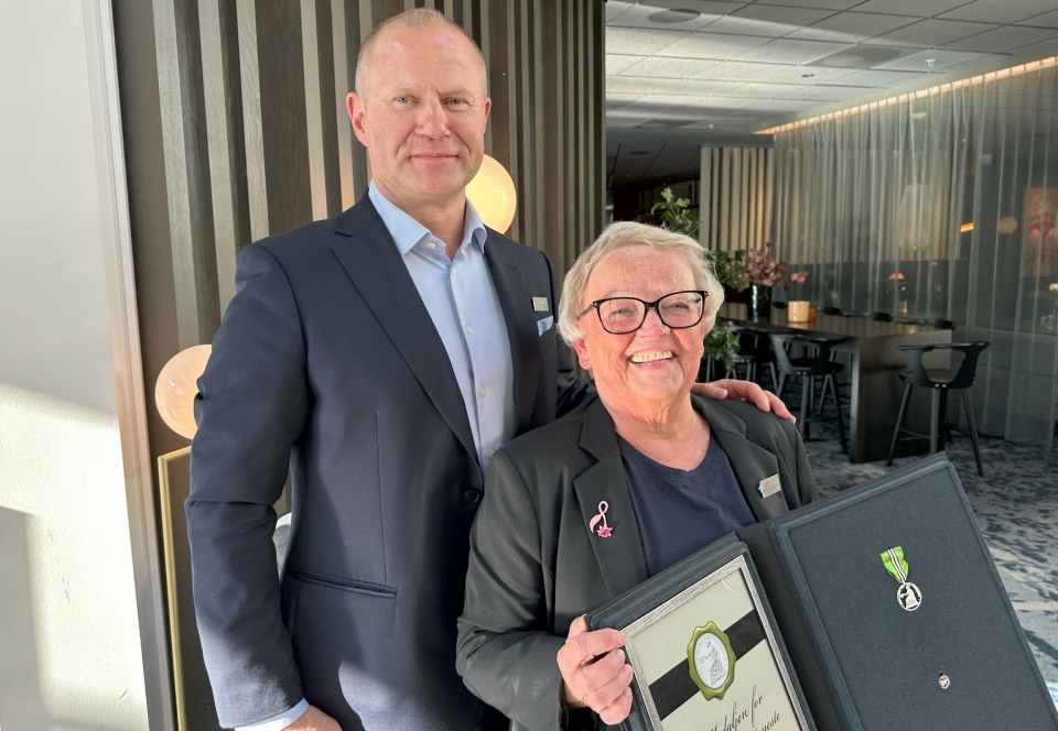 HEDRET: Rut Emilie Huseby Grue har 51 års fartstid å vise til ved Scandic Ambassadeur Drammen. – Uten henne ville vi nok gått glipp av flere bookinger, sier direktør Dag Sandhei Braathen.