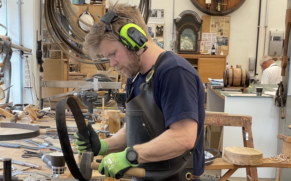 HÅNDVERK: Bøkkeryrket sliter med rekrutteringen. Nå søker Anora etter en bøkkelærling til hovedkontoret på Gjelleråsen. Her ser vi bøkker Pål Engan i full sving.