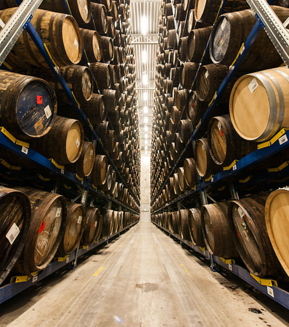 KUL JOBB: Rundt 8.000 liter består fatlageret av på Gjelleråsen utenfor Oslo. Nå kan jobben bli din.