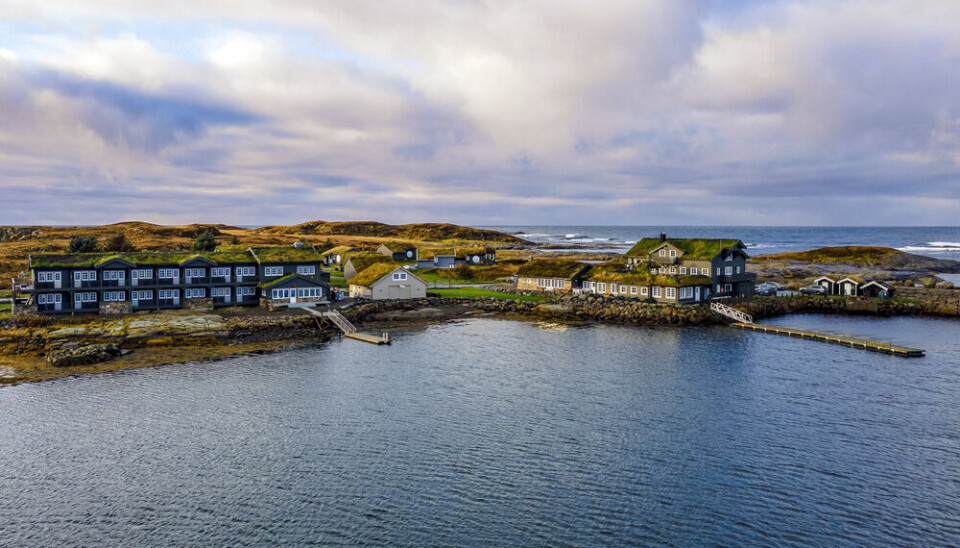Her - med havgapet som nærmeste nabo - ligger Hustadvika Havhotell. Hotellet satser blant annet på kortreist mat. Her - med havgapet som nærmeste nabo - ligger Hustadvika Havhotell. Hotellet satser blant annet på kortreist mat.