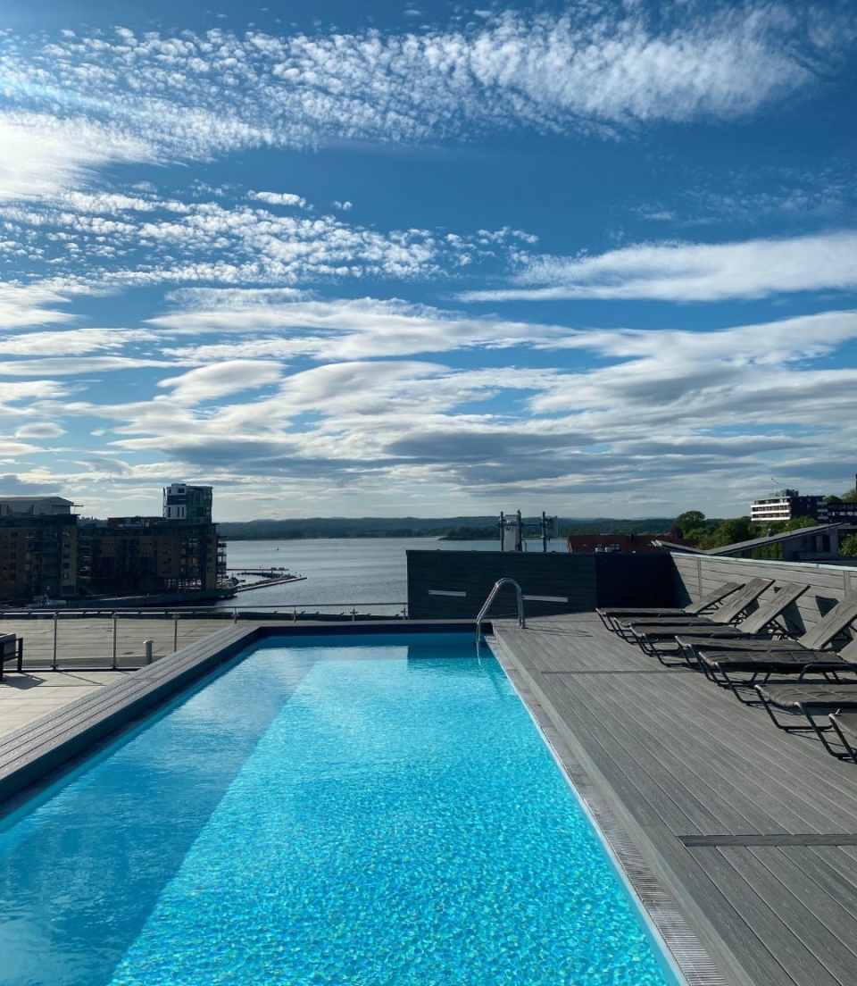 Dagens basseng og takterrasse skal utvides og fornyes.