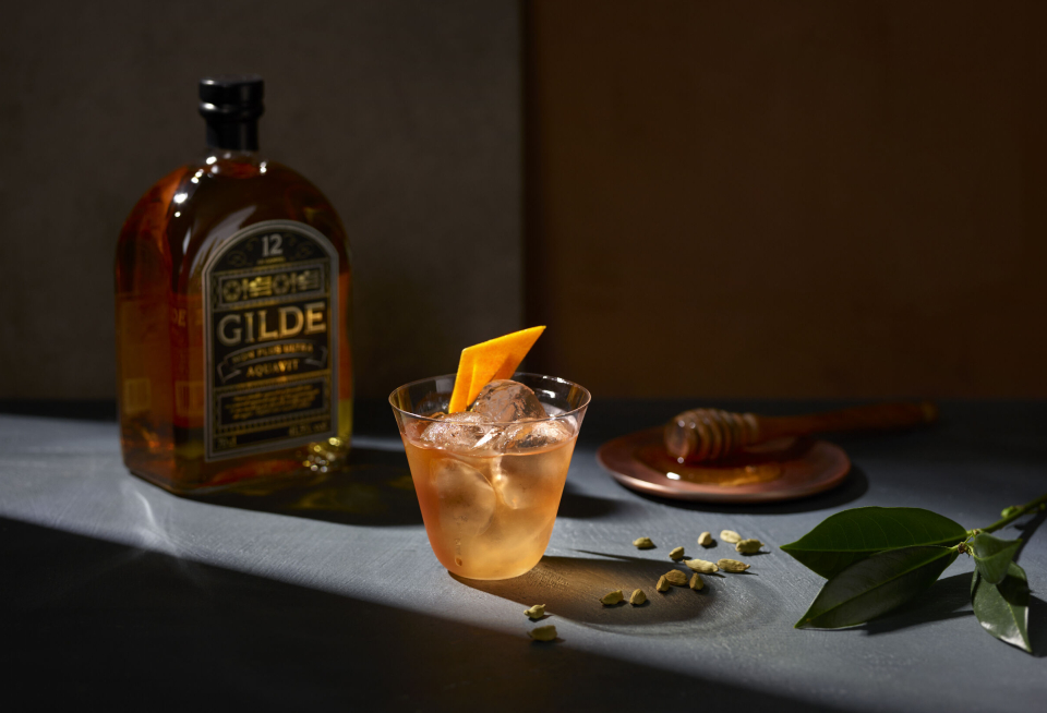 Gled dere! Magnus Thorseth ble kåret til Norges beste bartender av World Class i 2021. Nå gir han Hotellmagasinets lesere fire tips for servering av akevitt.