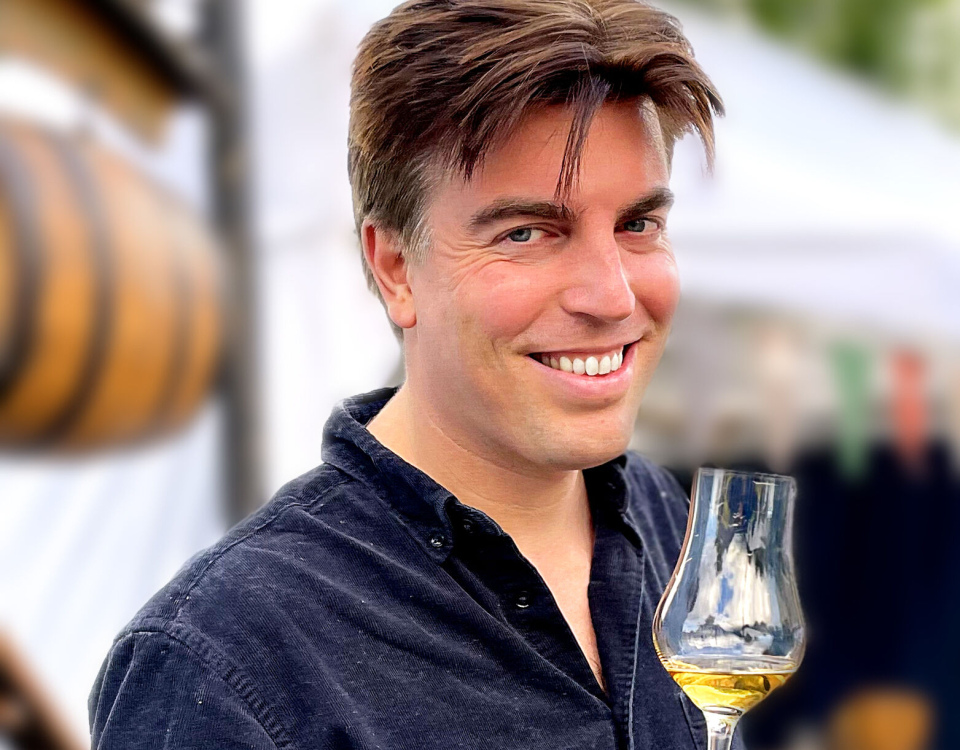 Atle Minothi jobber fulltid som akevittambassadør for Anora. Han sier julesesongen er den viktigste årstiden for akevitt.