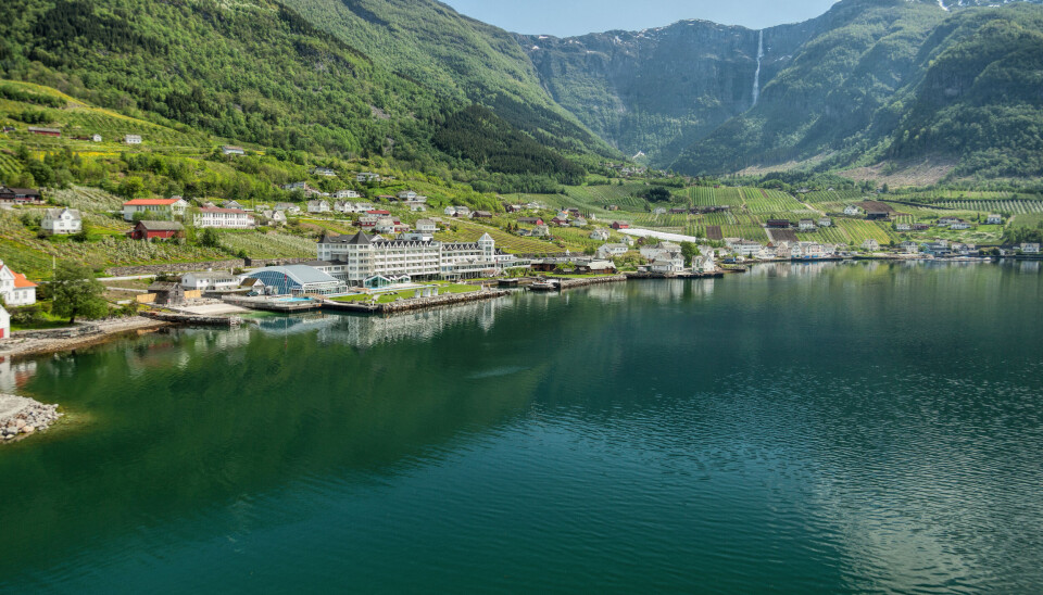 Sjekk den utsikten og beliggenheten! Hotel Ullensvang eies av H.I.G Partners og Hamilton Hotel Partners, som kjøpte hotellet i 2021.