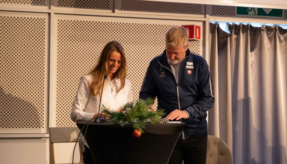 Direktør for marked, merkevare og kommunikasjon i Scandic Norge, Tine Birkeland Westby, og kommersiell sjef Jan Erik Aalbu i NHF, under signeringen av den nye avtalen.