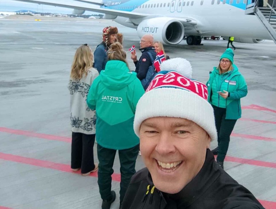 Direktør for Beitostølen Resort, Atle Hovi, har god grunn til å smile: I 11 uker fremover kommer en mengde britiske skiturister til Norge og Beitostølen. Hovi tok selv imot de første britene på Gardermoen andre søndag i advent.
