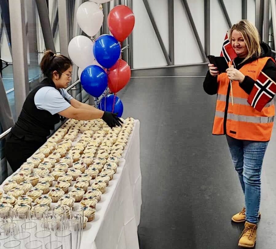 Staselig velkomst for de britiske skituristene som ankom Gardermoen søndag formiddag, med ballonger, cupkakes og drikke.