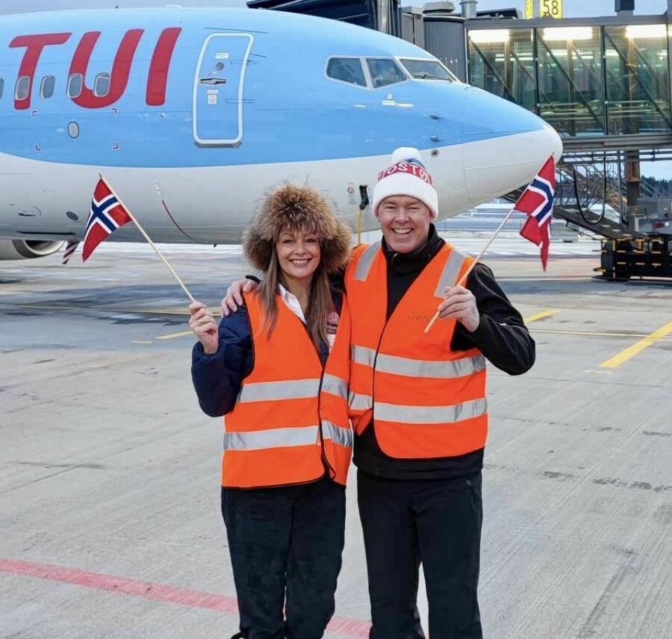 Salgssjef Ellen Frankrig Johansen og direktør Atle Hovi fra Beitostølen Resort tok imot de første britiske skituristene som kom med et stort TUI-fly søndag formiddag.