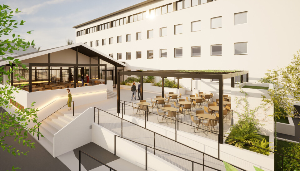Har du sett på maken! Den tidligere glassveggen i front av Hotel Central er revet for å gi plass til ny uteområde som etter planen skal stå klar til våren.