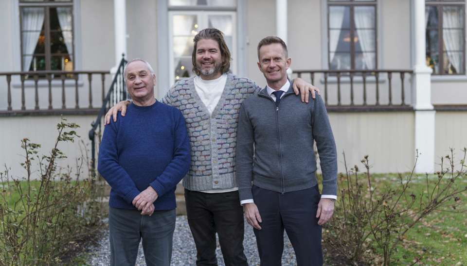 Classic Norway Hotels-eier Erik Berg (tv) og adm. direktør Stephen Meinich-Bache er klar til å overta tre av Vågå sine reiselivsperler etter at Magnus Smidesang Rønningen (midten) har stått bak en solid oppgradering av anleggene.