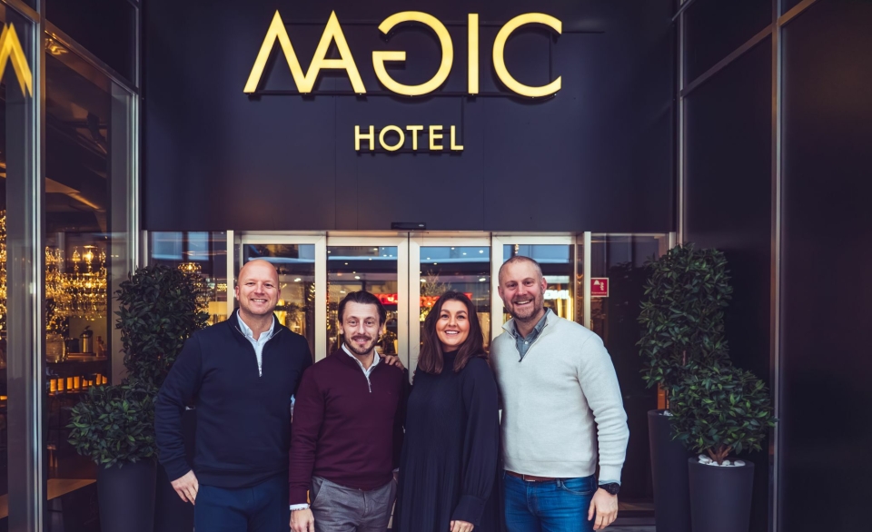 Denne gjengen er strålende fornøyd etter at de har inngått avtale. Maud Haldorsen er til daglig hotellsjef på Magic Hotel Kløverhuset i Bergen.
