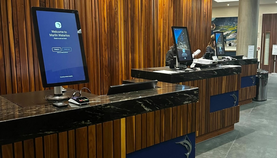 Disse tre selvinnsjekk-kioskene ble nylig installert på Marlin Hotel Waterloo i London. Selskapet kontaktes av flere store hotellkjeder.