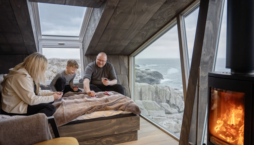 Vinduer både i tak og vegger gir god utsikt til naturen.