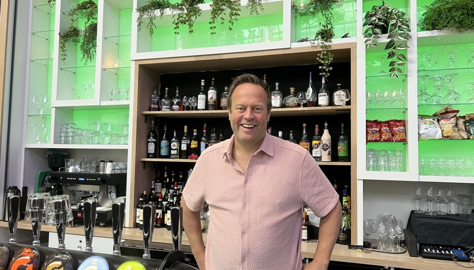 BLID KAR: Gladkokken ser ut til å trives både bak baren og grytene.