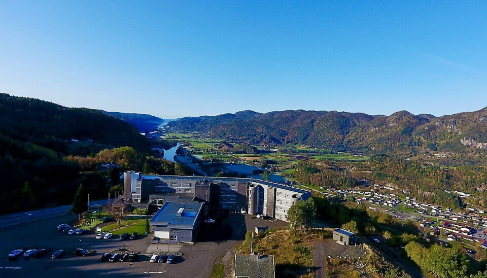 PÅ HØYDEN: Hotellet har spektakulær beliggenhet i naturskjønne omgivelser med magisk utsikt over Fedafjorden.