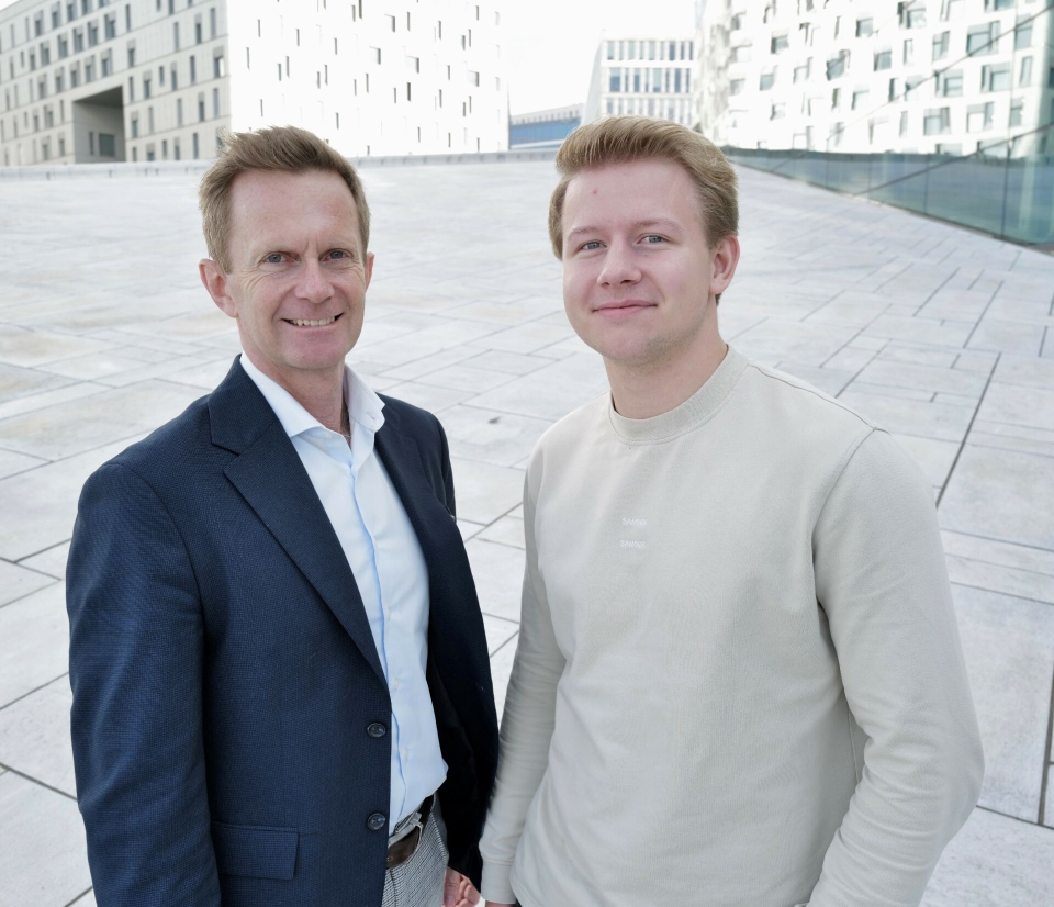 - Vi har fulgt Håvard siden han var lærling på Molde Fjordhotell og har latt oss imponere av det han leverer på nasjonalt og internasjonalt toppnivå, sier Stephen Meinich-Bache (t.v.) om Norgesmester Håvar Onsøyen.