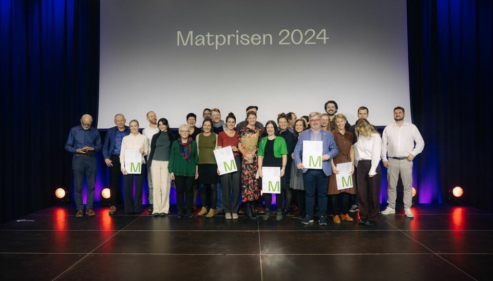 STOLTE VINNERE: Mottakerne av de forskjellige kategoriene av Matprisen 2024 samlet på scenen på Sentralen i Oslo.